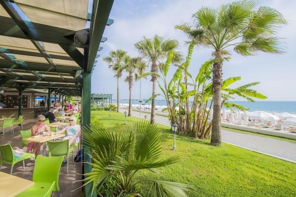 Sandy Beach Hotel Side Exterior photo